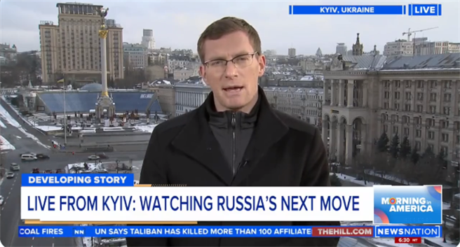 短短60秒的剪辑画面展现惊人的外语能力，6种语言任意切换，使该名记者一夕之间在网路上爆红。(撷取自/@Philip Crowther推特)