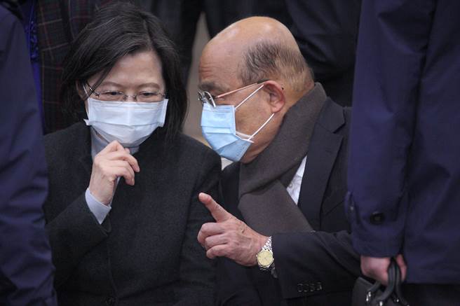 民进党正式进入党内初选，竞争搬上台面厮杀惨烈，图为身兼党主席的蔡英文总统（左）。（资料照/张铠乙摄）