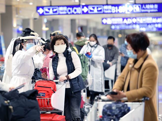 本土疫情逐漸趨緩，昨僅增2例本土，不少民眾盼能早日出國。圖為旅客入境桃機的畫面。（范揚光攝）