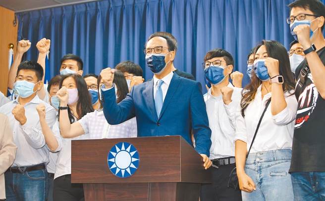 图为国民党党主席朱立伦（中）带领党内干部与支持者高呼口号。（本报系资料照）