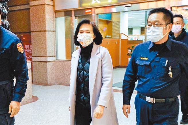 宜蘭縣長林姿妙（中）被檢方依貪汙治罪條例的圖利罪與財產來源不明罪等罪嫌向法院聲請羈押禁見，法院裁定80萬元交保。本報資料照片