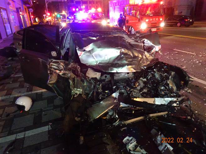 台南安平区今（24）日凌晨2时发生1辆轿车因不明原因追撞，当场波及2辆汽车与2辆机车，其中遭撞的玛莎拉蒂休旅车更是被撞到车头、车尾变形。（翻摄照片）