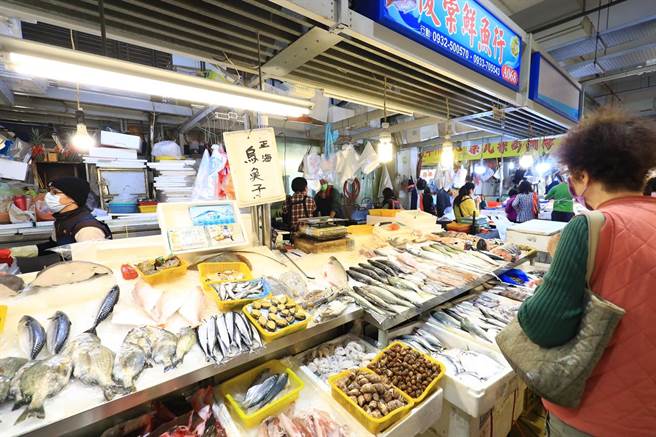 因气候因素蔬菜与鱼产的产量减少，价格略有调涨，经发局调查零售市场各类生鲜农产品营业现况。（台中市政府提供）