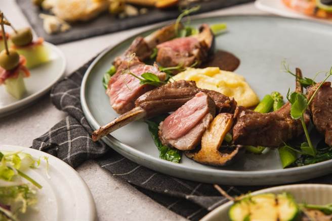 慕軒飯店創意翻玩台式芥蘭羊肉，半副1280元，整副1680元。（慕軒飯店提供） 