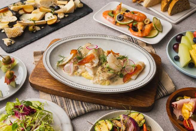 慕軒飯店維琴察爐烤海潮鯛鳳尾魚醬汁，將直火炭烤的台灣潮鯛與花枝淋上特製鯷魚醬提升鮮味層次。（慕軒飯店提供） 