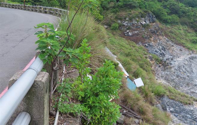 阳明山硫磺谷遭人半夜乱倒垃圾。（警方提供）