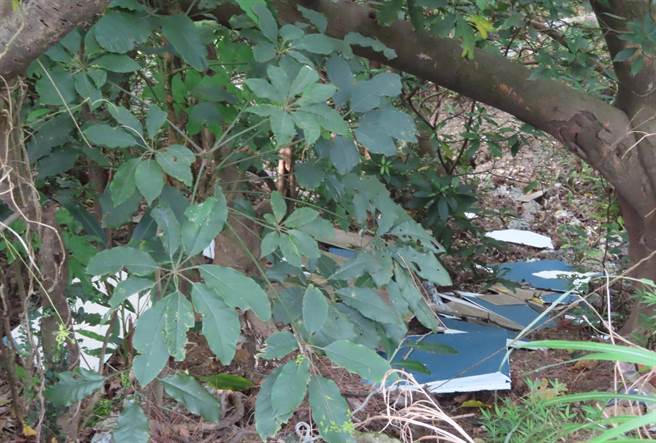 阳明山硫磺谷遭人半夜乱倒垃圾。（警方提供）