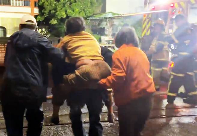 台東民宅深夜惡火，59歲兒子揹88歲老母急逃。（民眾提供）    