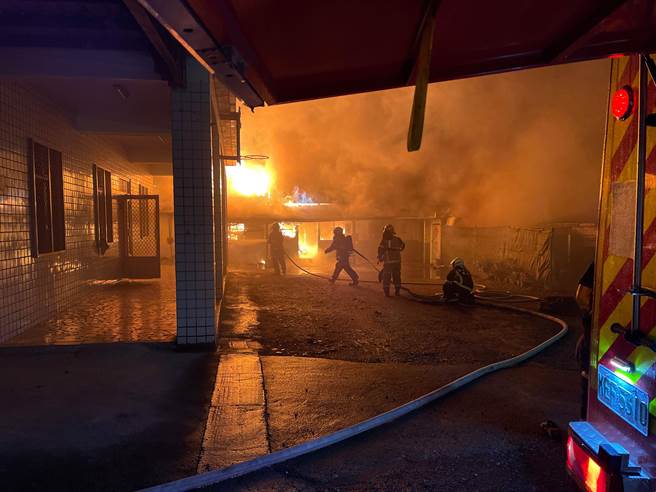 台東民宅深夜惡火，59歲兒子揹88歲老母急逃。（民眾提供）