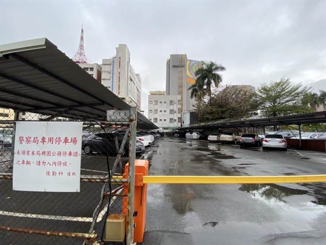 高市警局停车位爆特权管理不当，传后勤科自肥停私家车，其他官警却得花钱租车位。（石秀华摄）