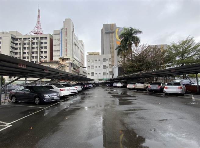 高市警局成功路的停车场右侧为高阶警官停车使用，有设置遮雨棚遮风挡雨。（石秀华摄）