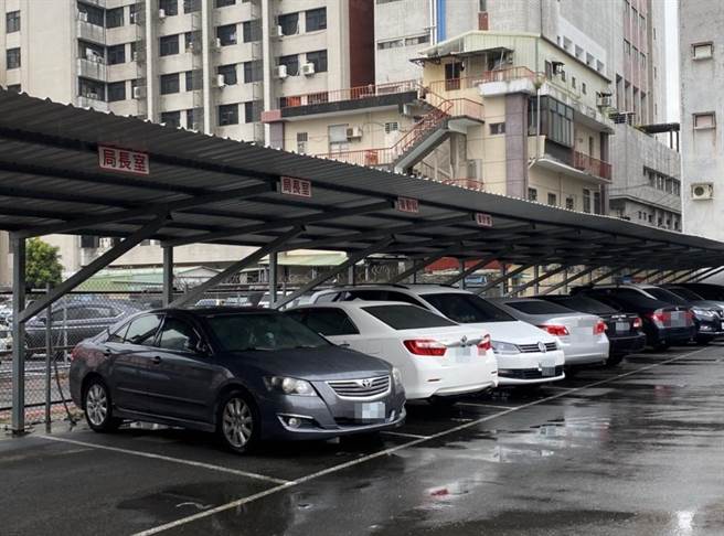 后勤科的停车位（第3格）就设在局长室停车位的旁边。（石秀华摄）