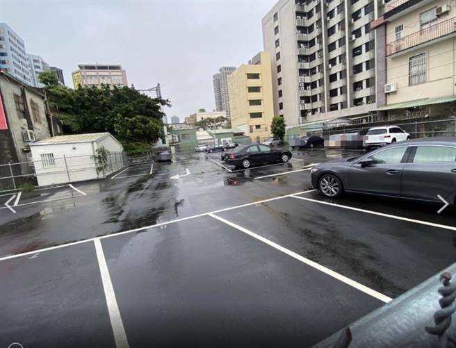 市警局成功路的停车场每天有不少空的停车位，传出管理不当，后勤科却延宕公平的抽籤方案。（石秀华摄）