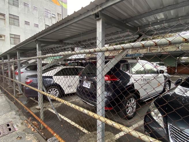 妇幼队的巡逻车也停放在可遮风挡雨的高阶警官停车场内，但保大巡逻车却停在路边的停车格。（石秀华摄）