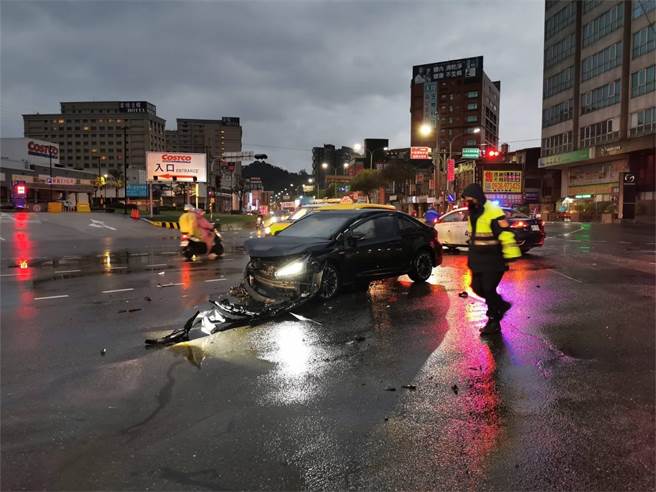 46岁简姓男子今（24日）清晨5时许，驾车行经新北市汐止区大同路一段与新台五路口，简男未等左转号志灯号直接左转，与60岁王姓男子驾驶的计程车擦撞。（翻摄）