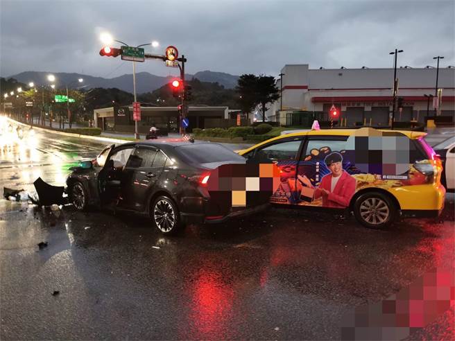 46岁简姓男子今（24日）清晨5时许，驾车行经新北市汐止区大同路一段与新台五路口，简男未等左转号志灯号直接左转，与60岁王姓男子驾驶的计程车擦撞。（翻摄）