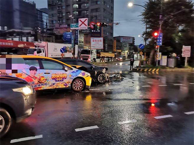 46岁简姓男子今（24日）清晨5时许，驾车行经新北市汐止区大同路一段与新台五路口，简男未等左转号志灯号直接左转，与60岁王姓男子驾驶的计程车擦撞。（翻摄）