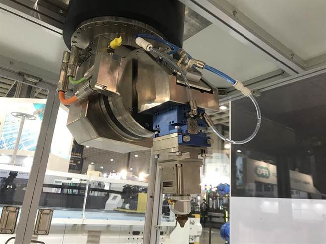 （工研院携手和和机械、上银科技展出的「双摆头雷射切割模组技术」，是全台唯一国产化的摆动式雷射加工头。图／工研院提供）
