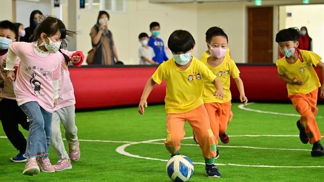 台中市力推迷你足球，並引進指導員與國際教材巡迴教學。（台中市政府提供）