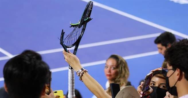 被小祖维瑞夫砸烂的球拍(美联社)