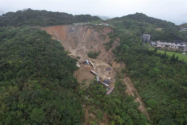 基隆连日大雨，信义区杠子寮道路大面积坍方。（翻摄照片／陈彩玲基隆传真）
