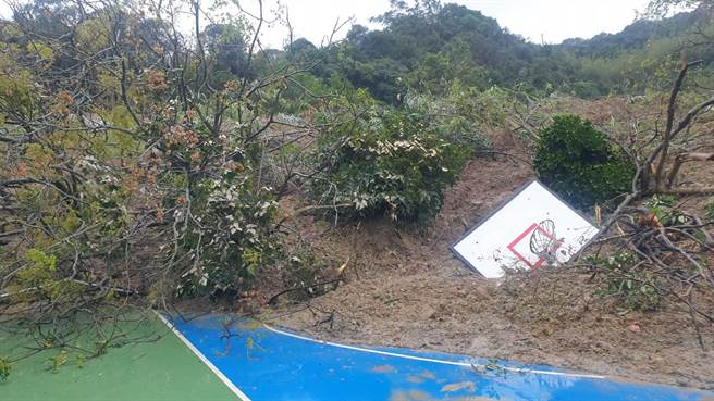 基隆连日大雨，信义区杠子寮道路大面积坍方，下方公园布满土石。（翻摄照片／陈彩玲基隆传真）