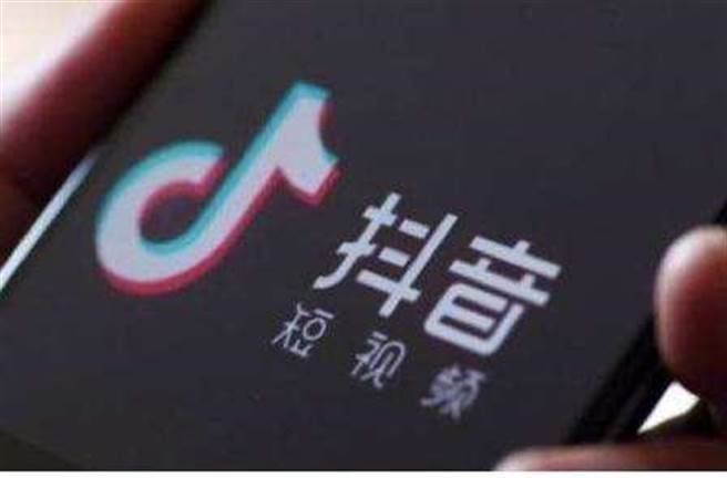 2022年1月抖音及其海外版TikTok以将近6700万下载量，蝉联全球移动应用（非游戏）下载榜冠军。(新华社)