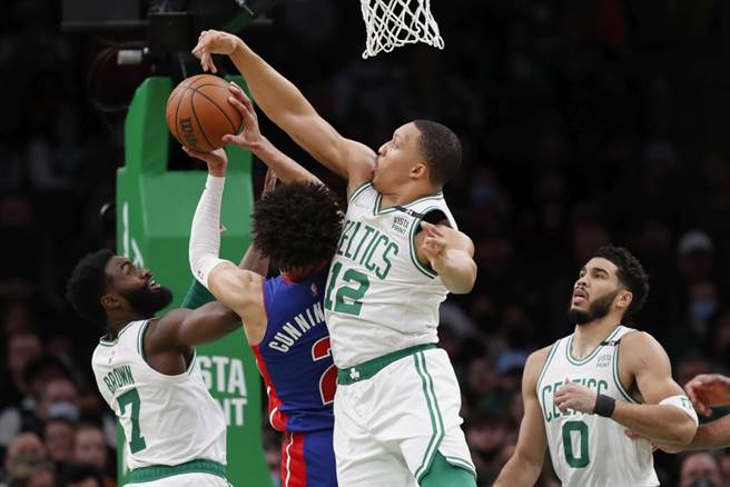 塞爾提克Grant Williams(中)封阻對手投籃。（美聯社資料照）