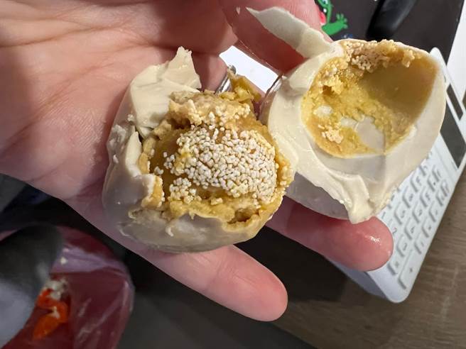 有网友买咸蛋打开后发现里面长满白色颗粒，吓到直接丢。(图／翻摄自脸书社团 老百姓日常三餐交流会) 