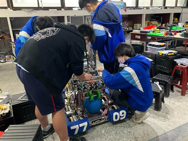 新北市板橋高中推動機器人教育成果卓越，今年首度打破國內各校「一校一隊」的傳統，將組成2隊選手參與國際最知名的機器人賽事FRC。（板橋高中提供）