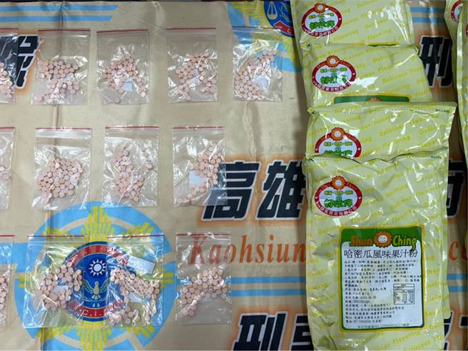 警方起獲千顆橘色藥丸、果汁粉一批、分裝袋、磅秤等贓證物。（洪靖宜攝）
★中時新聞網關心您：保護自己、遠離毒品！