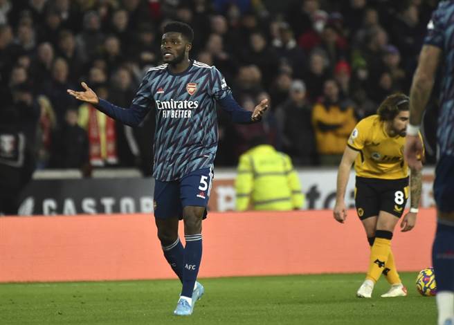 兵工厂Thomas Partey犯规吞下黄牌。（美联社资料照）