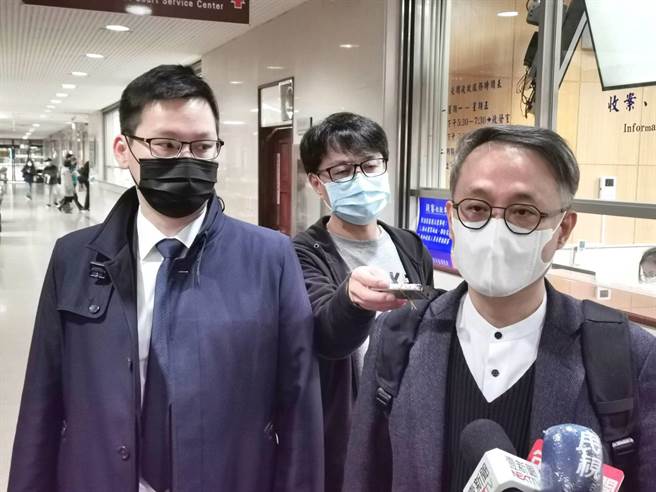 律师团前往台北地院听判，并待向心夫妇发出无罪声明。（蒋永佑 摄）