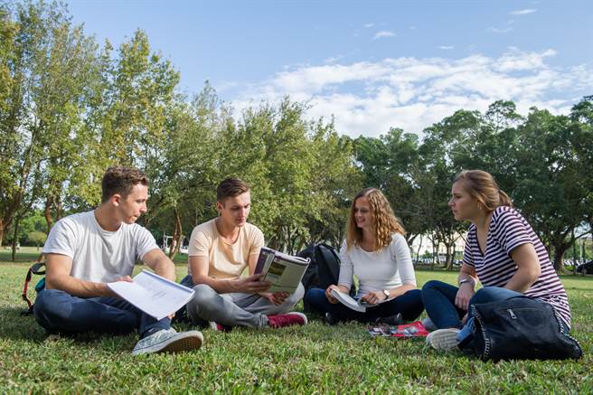 静宜大学以建立「具社会责任、卓越教学及特色研究之国际化大学」为发展愿景，以「培育具有国际观、专业就业能力及利他思维之社会公民」为使命之一所天主教大学。(静宜大学提供)