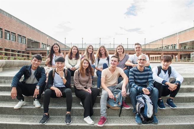 静宜是全台第一所加入「国际学生交换学生计画ISEP」，拥有740所姐妹校，首创「411出国游留学」。