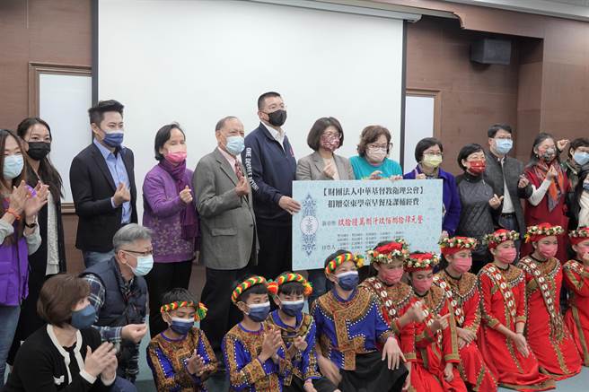 财团法人中华基督教卫理公会24日捐赠台东弱势学子96万元。卫理公会15年来已捐赠台东学童2200万元。（蔡旻妤摄）