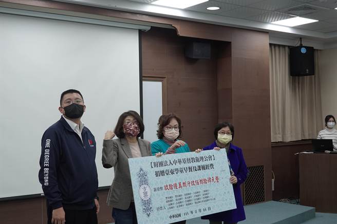财团法人中华基督教卫理公会24日捐赠台东弱势学子96万元。卫理公会15年来已捐赠台东学童2200万元。（蔡旻妤摄）