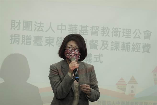财团法人中华基督教卫理公会24日捐赠台东弱势学子96万元。卫理公会15年来已捐赠台东学童2200万元。（蔡旻妤摄）