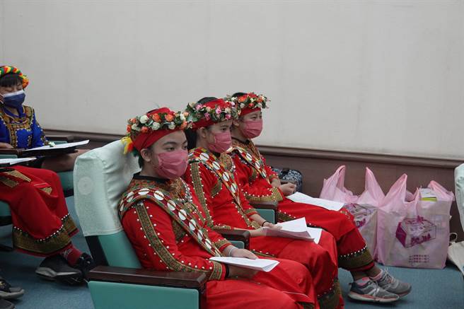 财团法人中华基督教卫理公会24日捐赠台东弱势学子96万元。卫理公会15年来已捐赠台东学童2200万元。（蔡旻妤摄）