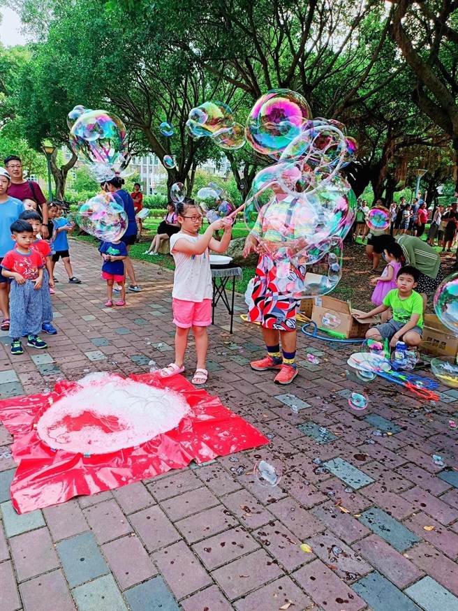 嘉义县环爱慈善会27日将举办爱心关怀园游会，安排奇幻魔术、大型泡泡表演、泡泡体验等活动。（嘉义县环爱慈善会提供∕吕妍庭嘉义传真）