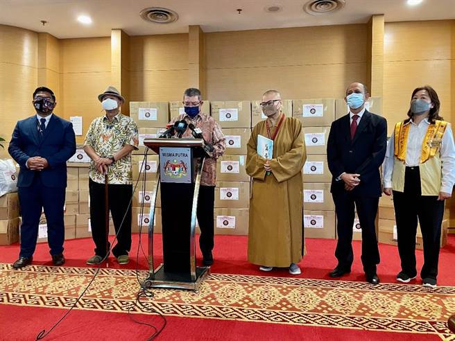 左起GPM首席營運總監沙裡阿茲法、李金友、外交部長賽富丁；右起楊翠蓮會長、覺誠法師、外交部中南亞雙邊事務組副主任莫哈末阿茲哈，於2月22日新聞發布會上展示人道救援的物資。(圖／人間福報)