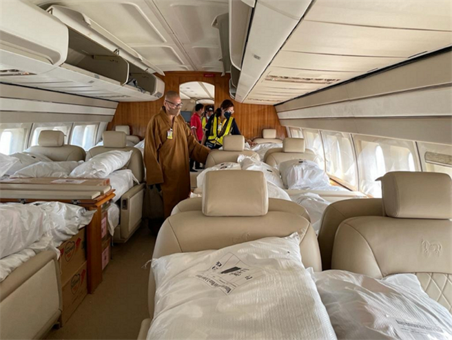 工作人員將馬來西亞要送去阿富汗的物資，搬運到機艙內，並在機艙內一一清點，盼能妥善送達。(圖／人間福報)