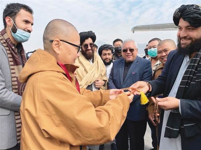 國際佛光會世界總會東南亞副祕書長覺誠法師（左2）抵達阿富汗後，與當地代表交流 ，並以念珠結緣。(圖／人間福報)