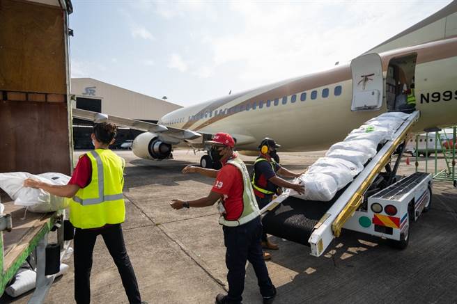 工作人員將馬來西亞要送去阿富汗的物資，搬運到機艙內，並在機艙內一一清點，盼能妥善送達。(圖／人間福報)