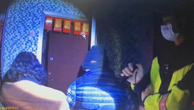 警方前往协助童姓妇人，并请锁匠前来帮忙。（翻摄照片／李京升苗栗传真）