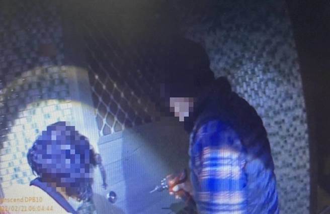 童姓妇人被反锁在门外，相当紧张。（翻摄照片／李京升苗栗传真）