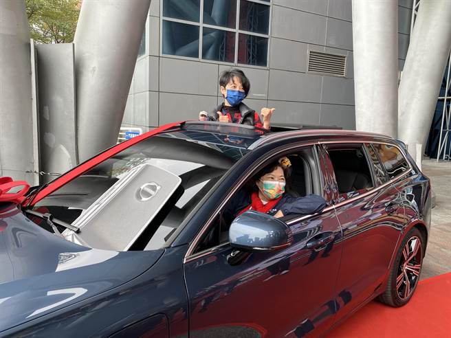 嘉义市长黄敏惠与幸运儿苏小姐同赏VOLVO V60汽车。（廖素慧摄）