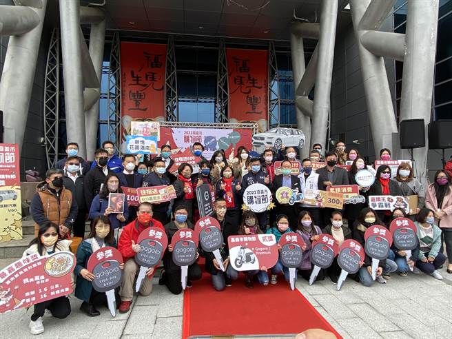 嘉义市购物节今天颁奖给所有抽中奖的幸运得主。（廖素慧摄）