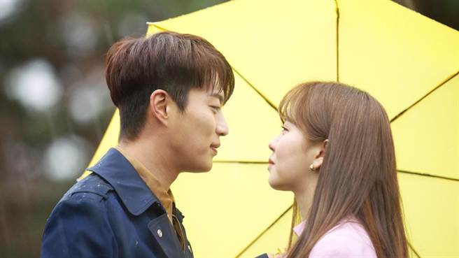 尹斗俊剧中直男行为被粉丝笑称「本色出演」。（图／龙华电视提供）