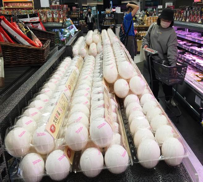 图为不少民眾到超市选购新鲜的鸡蛋。（资料照／季志翔摄）